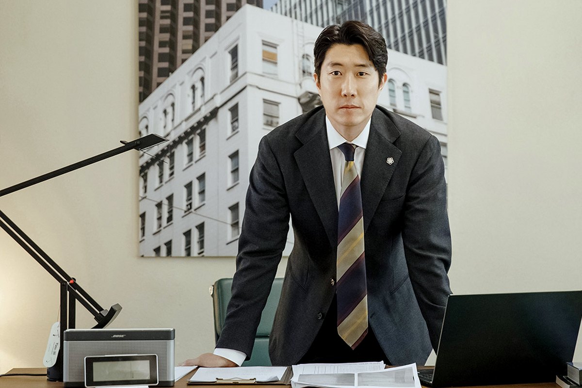 책상 앞에 선 박진우 대표변호사