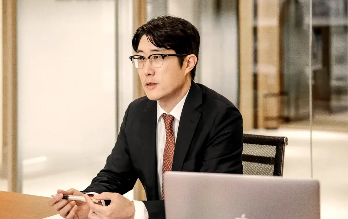 상담 회의실에서 설명하는 박진우 대표변호사