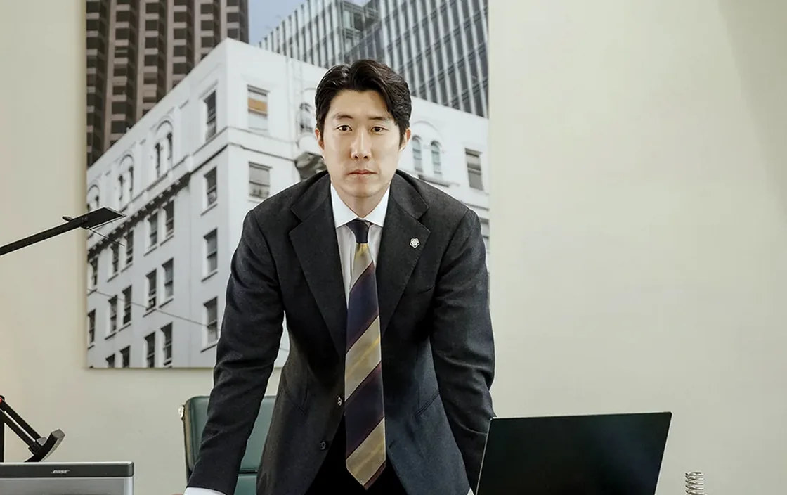 책상 앞에 선 박진우 대표변호사
